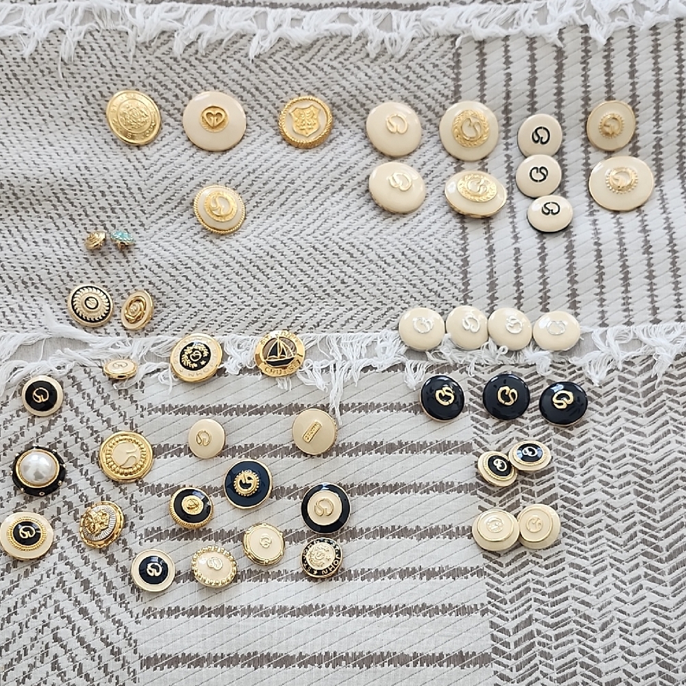 Elegant Gold and Black Button Set